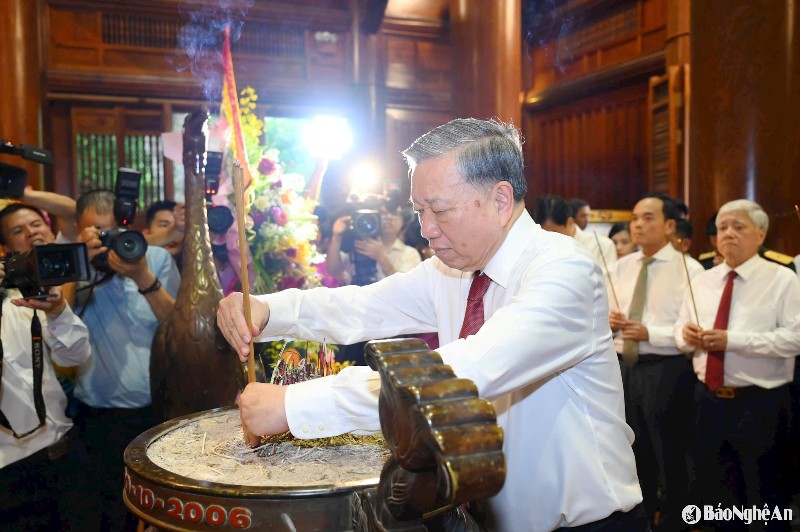 Tổng Bí thư Tô Lâm dâng hương tưởng niệm Chủ tịch Hồ Chí Minh tại Khu Di tích Kim Liên