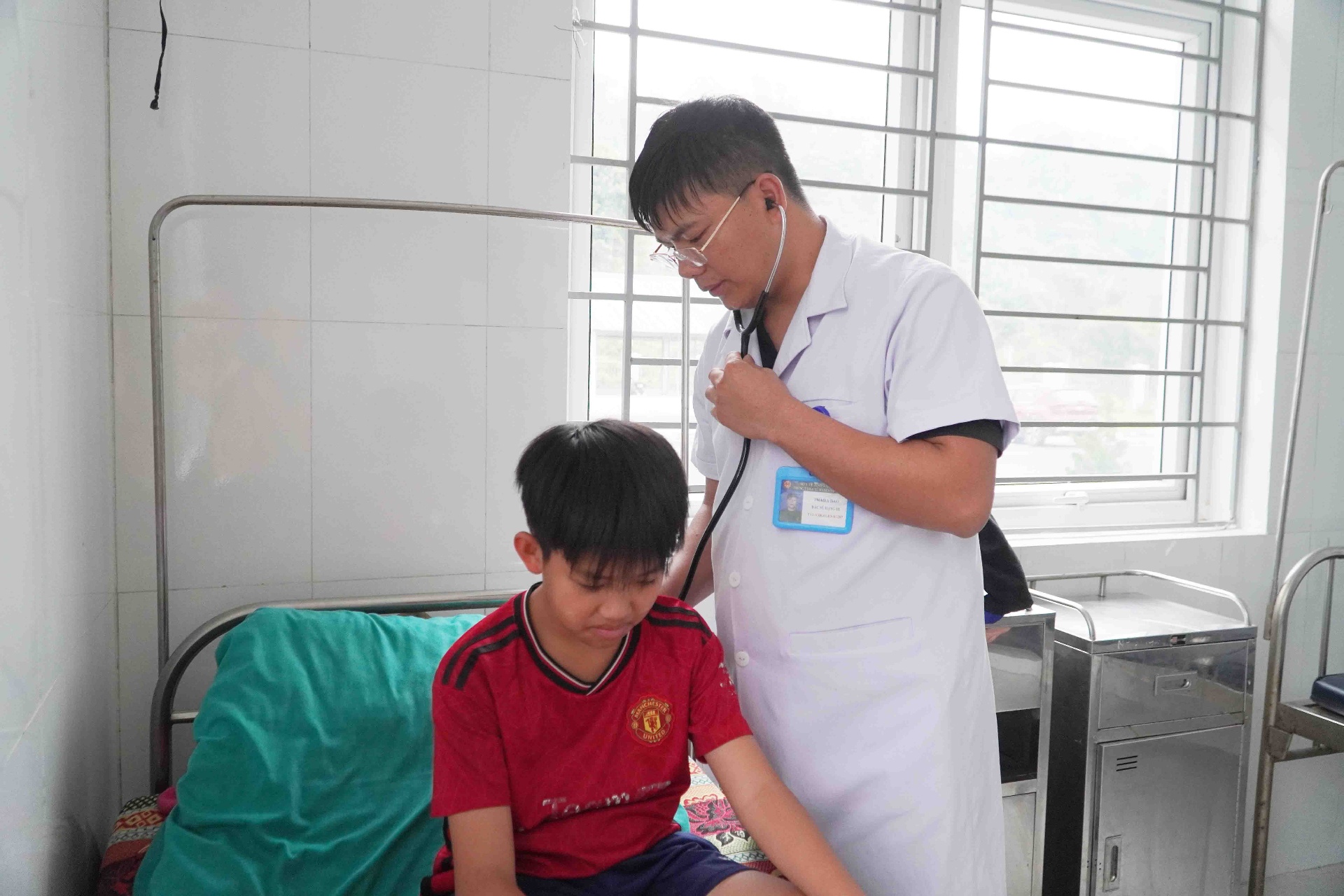 Bác sĩ Trung tâm Y tế huyện Nậm Nhùn tận tình thăm khám cho bệnh nhân.
