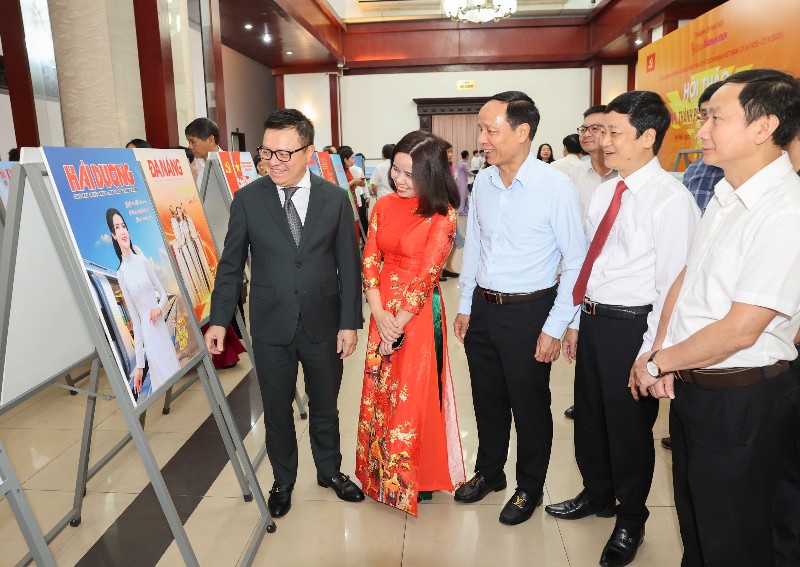 Khai mạc triển lãm ảnh bìa báo Đảng các tỉnh thành phố phía Bắc