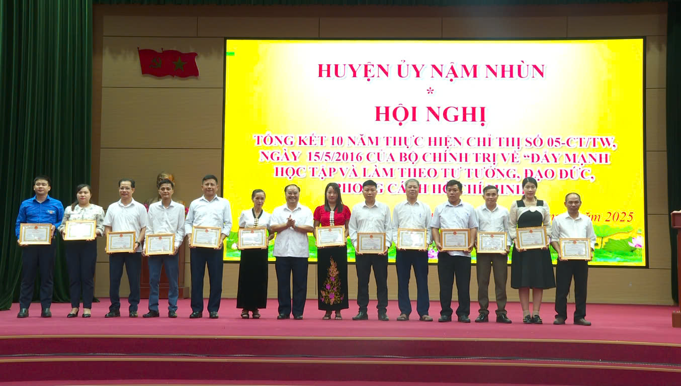 Đồng chí Mùa A Trừ - Tỉnh uỷ viên, Bí thư Huyện uỷ Nậm Nhùn tặng Giấy khen cho các tập thể có thành tích xuất sắc trong học tập và làm theo Bác.