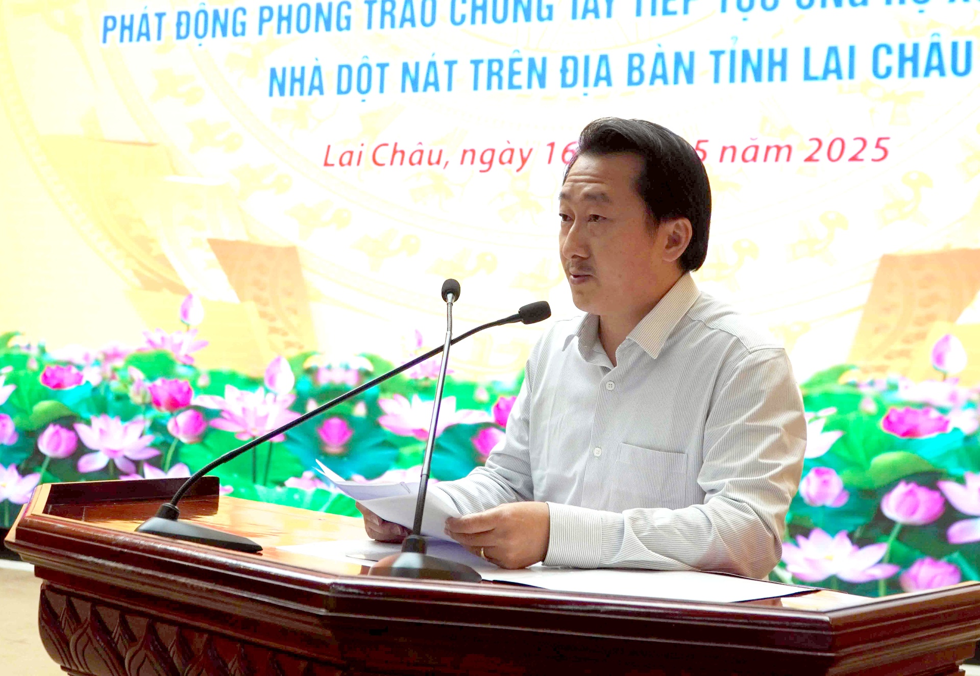 Đồng chí Sùng A Hồ - Uỷ viên Ban Thường vụ Tỉnh uỷ, Chủ tịch Ủy ban MTTQ Việt Nam tỉnh Lai Châu phát động, kêu gọi các cơ quan, đơn vị, tổ chức, doanh nghiệp ủng hộ xoá nhà tạm, nhà dột nát trên địa bàn tỉnh.
