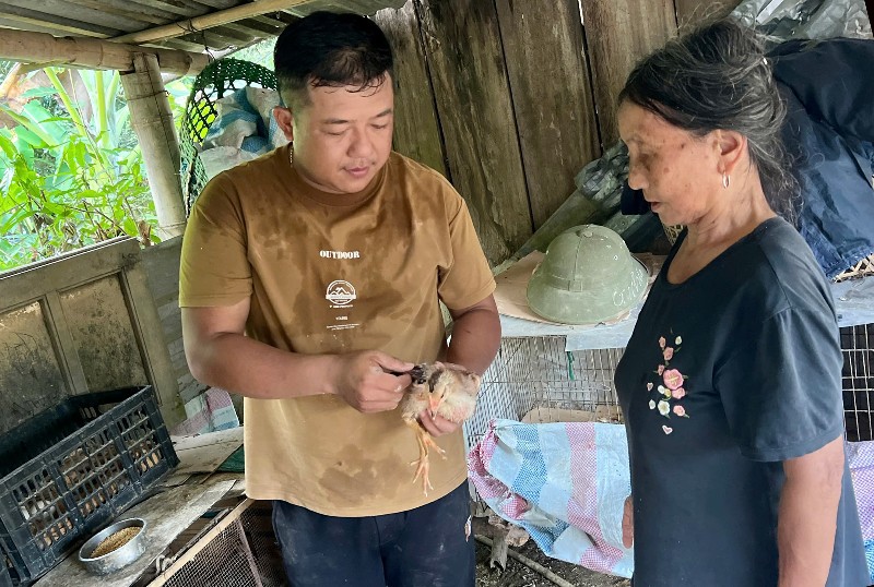 Cán bộ mặt trận hết lòng vì dân