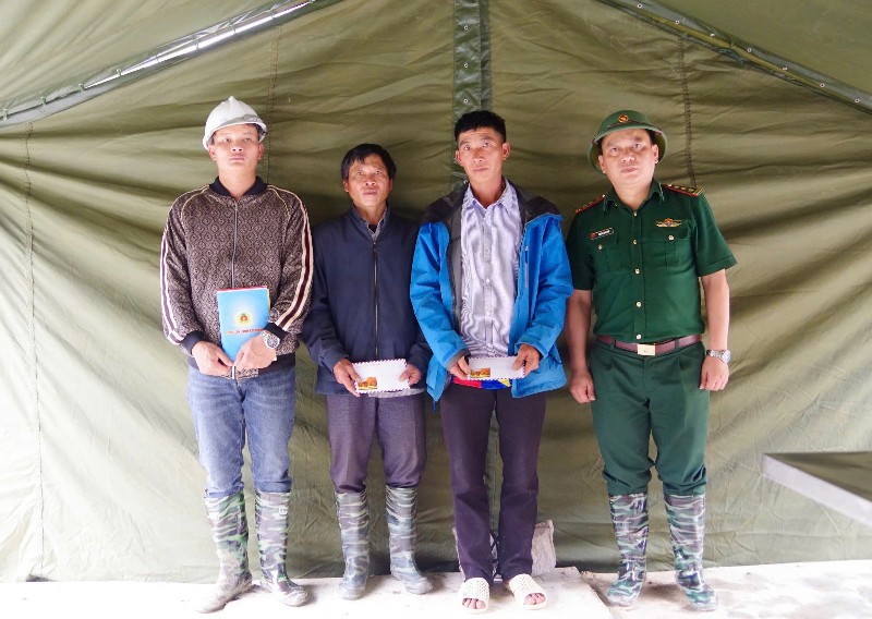 Bộ Chỉ huy BĐBP tỉnh thăm hỏi, động viên các nạn nhân vụ sạt lở đất tại xã Sì Lờ Lầu