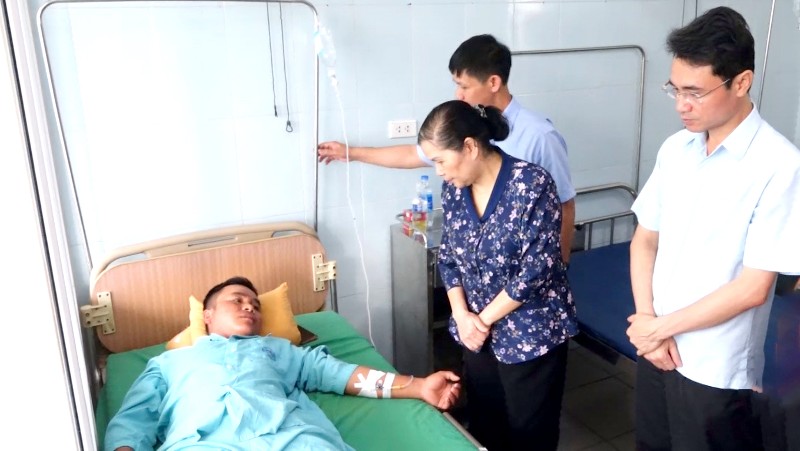 Bí thư Tỉnh ủy Giàng Páo Mỷ thăm hỏi, động viên các nạn nhân bị sạt lở tại Công trình thủy điện Tả Páo Hồ 1A