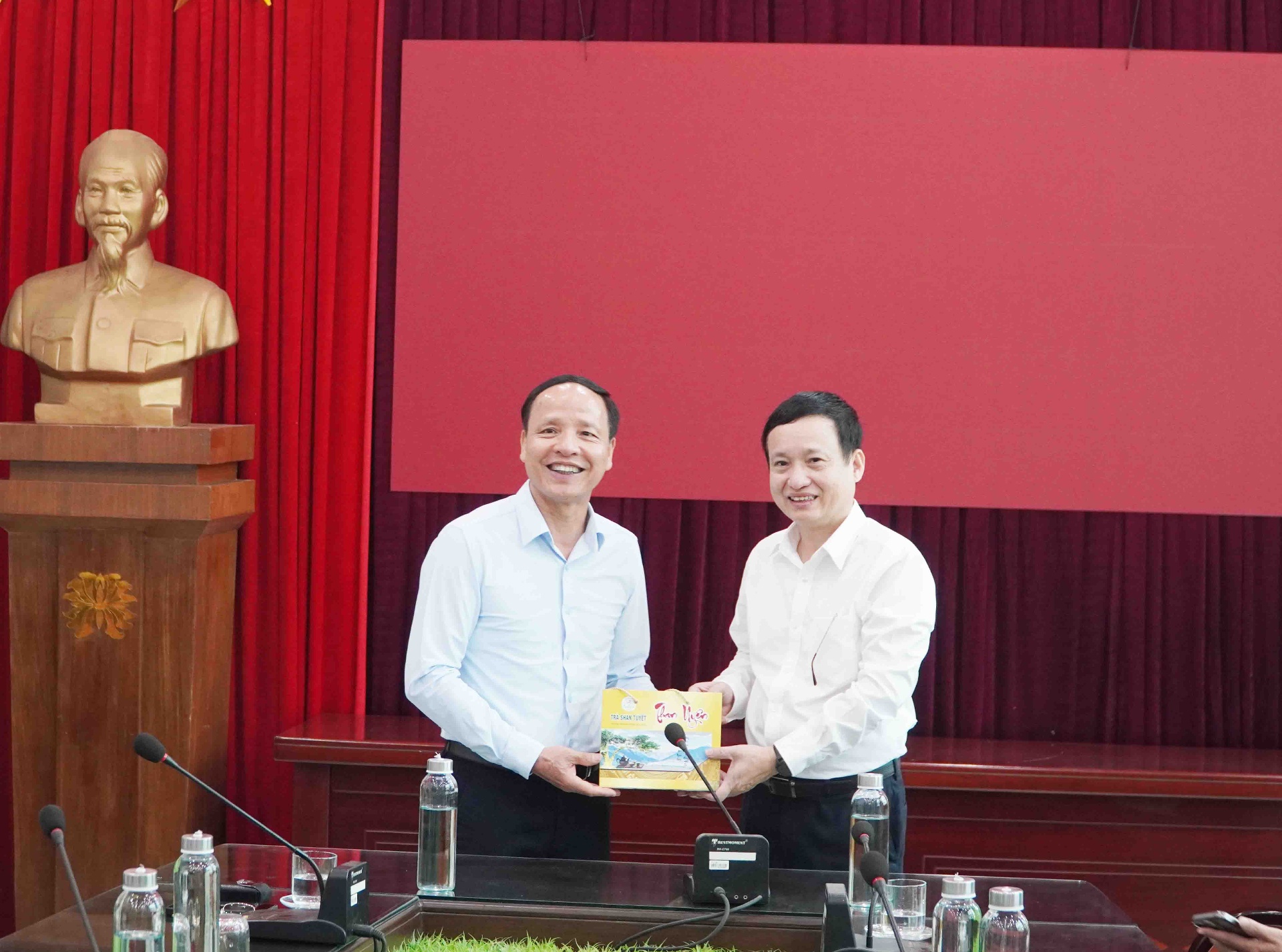 Đồng chí Nguyễn Viết Mạnh – Tổng Biên tập Báo Lai Châu tặng quà Báo và Đài Phát thanh - Truyền hình Hải Dương nhân dịp buổi học tập, trao đổi kinh nghiệm.