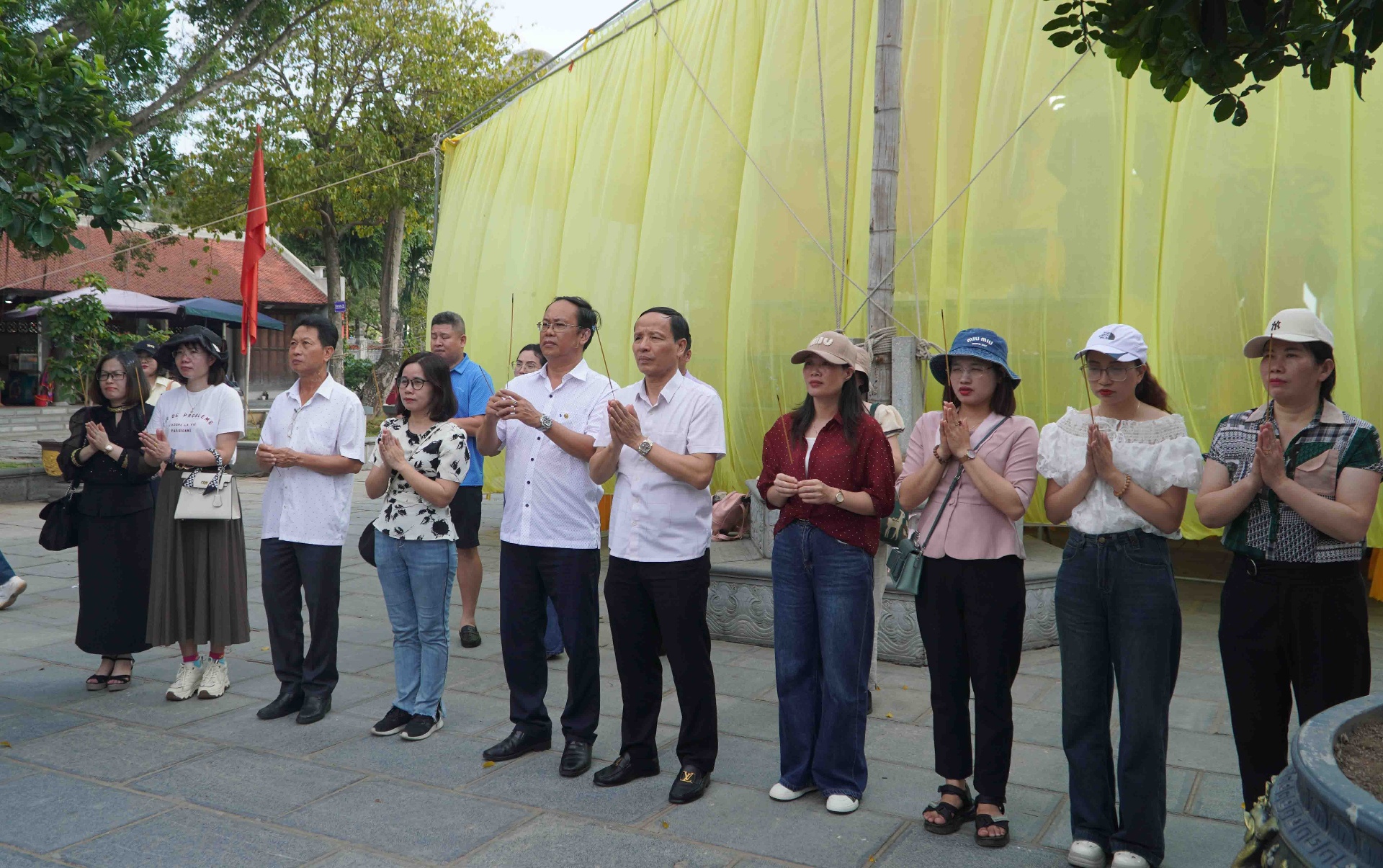 Đoàn công tác Báo Lai Châu do đồng chí Nguyễn Viết Mạnh - Tổng Biên tập Báo Lai Châu làm Trưởng đoàn đã tới thăm, dâng hương tại di tích lục sử Côn Sơn – Kiếp Bạc.