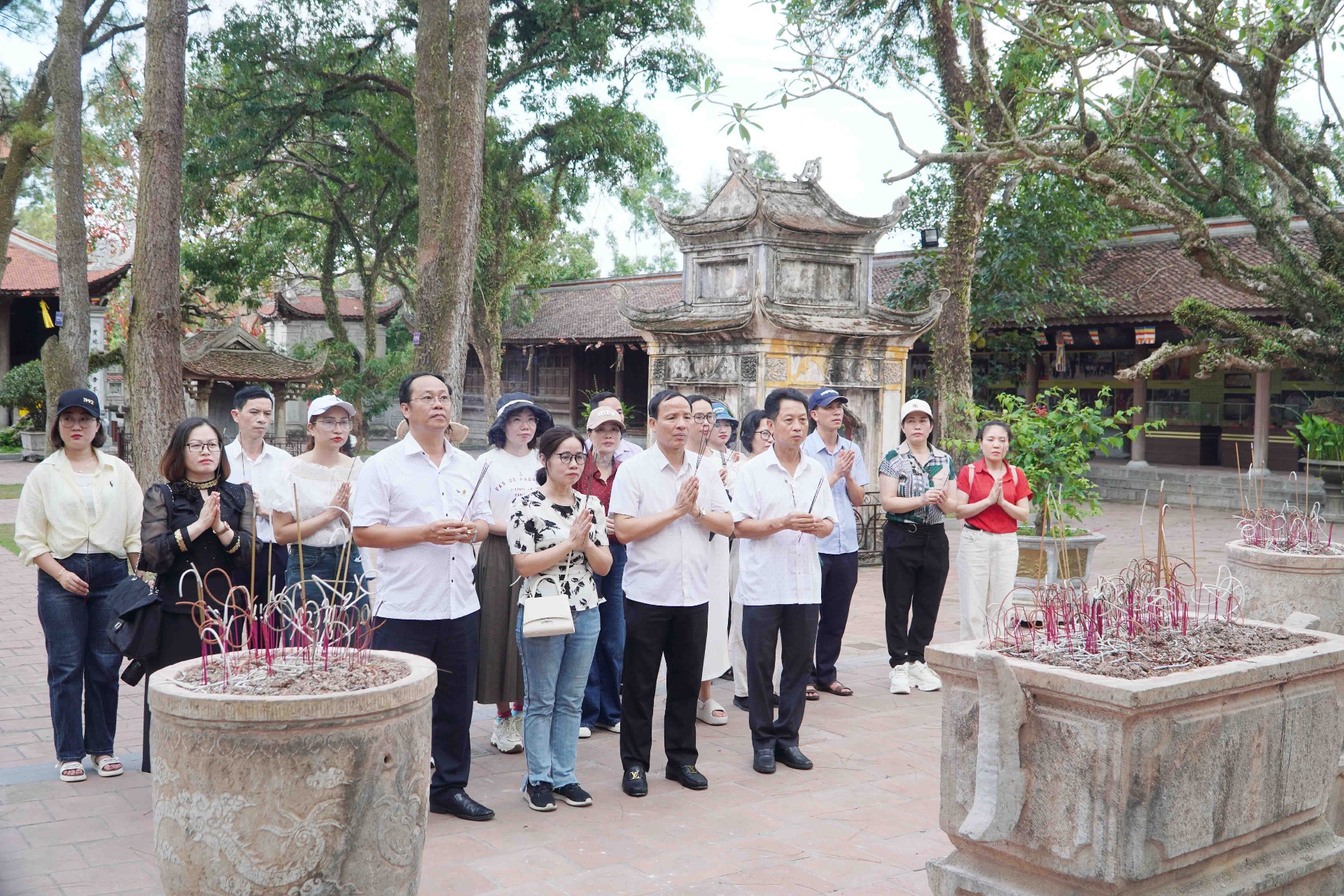 Đoàn công tác Báo Lai Châu dâng hương tại di tích lịch sử, đền thờ các danh nhân văn hoá, anh hùng dân tộc tại di tích Côn sơn – Kiếp Bạc.