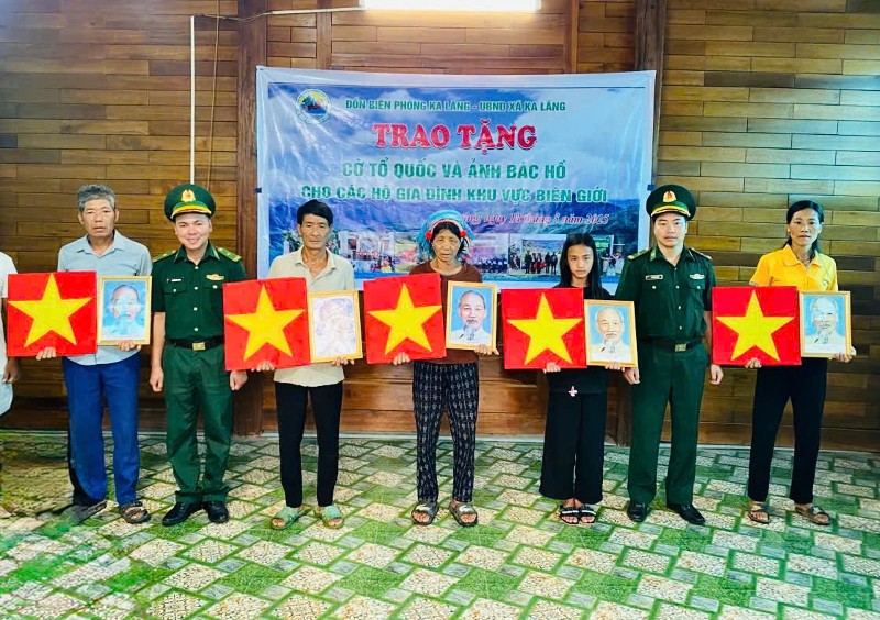Trao tặng 202 bộ cờ Tổ quốc, ảnh Bác Hồ cho nhân dân khu vực biên giới