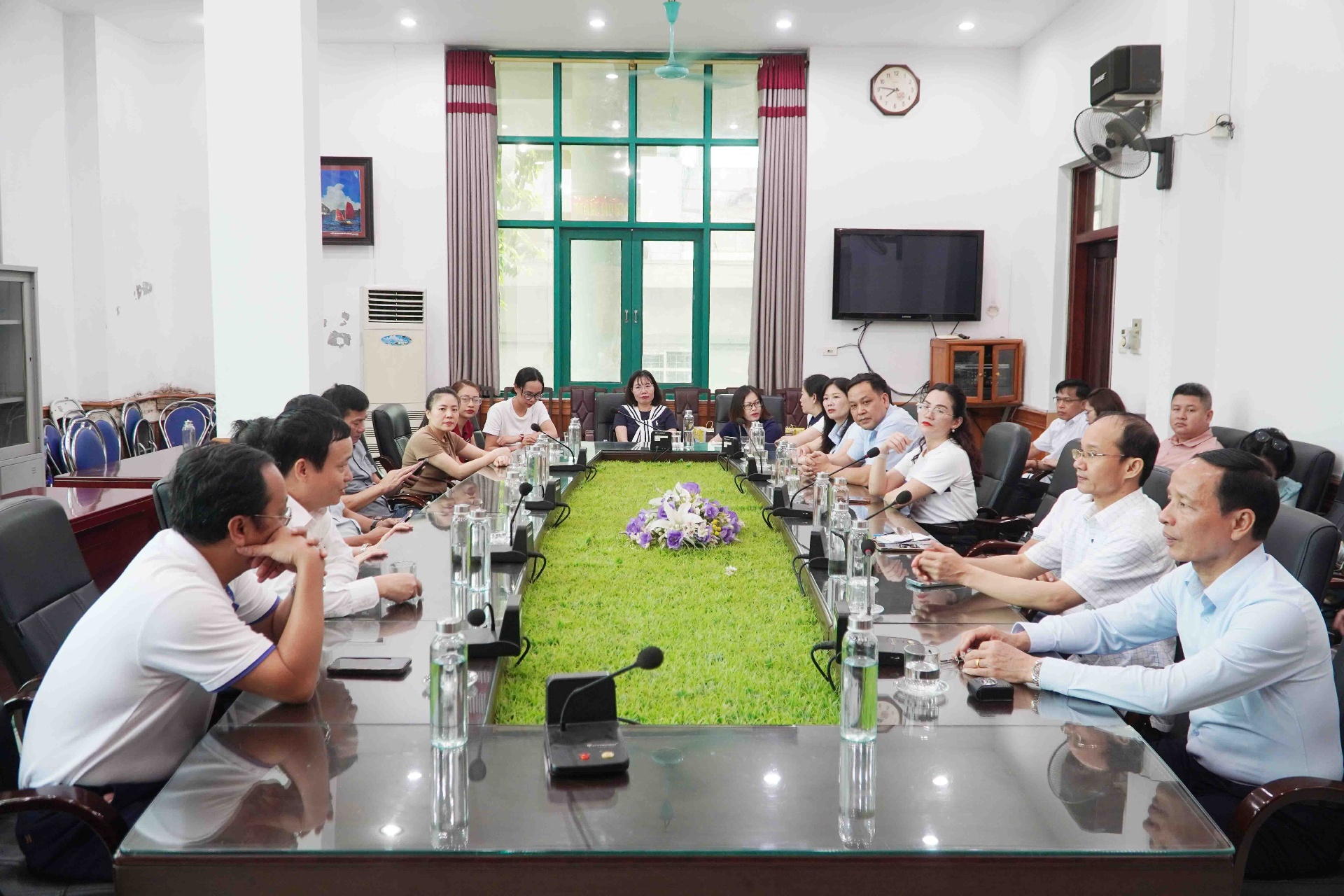 Quang cảnh buổi học tập, trao đổi kinh nghiệm về công tác làm báo tại Báo và Đài Phát thanh - Truyền hình Hải Dương.