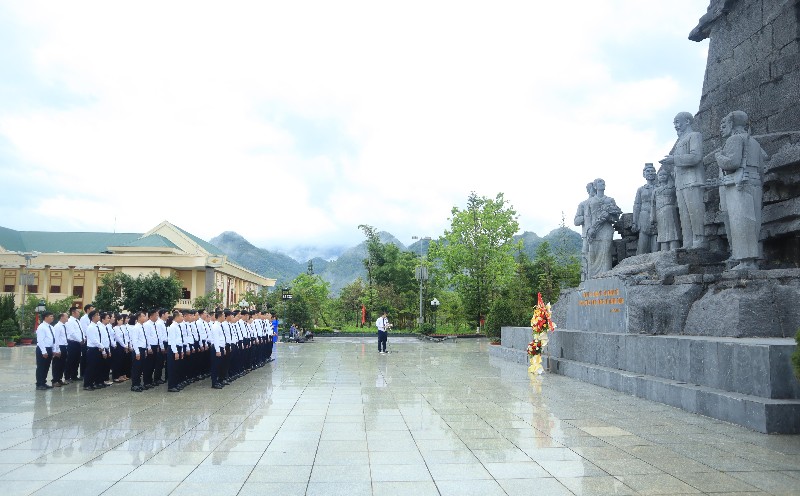 Đoàn đại biểu Công ty Điện lực Lai Châu dâng hoa Tượng đài Bác Hồ với đồng bào các dân tộc Lai Châu