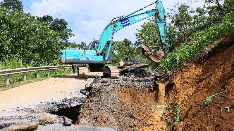 Khẩn trương khắc phục sự cố giao thông tại vị trí sạt lở
