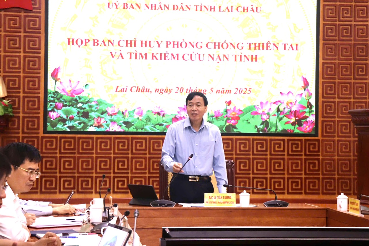 Đồng chí Lê Văn Lương – Phó Bí thư Tỉnh ủy, Chủ tịch UBND tỉnh, Trưởng Ban Chỉ huy PCTT&TKCN tỉnh phát biểu kết luận cuộc họp.