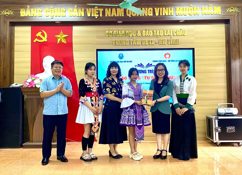 Trao tặng tủ sách HOU cho Trung tâm Giáo dục thường xuyên - Hướng nghiệp tỉnh