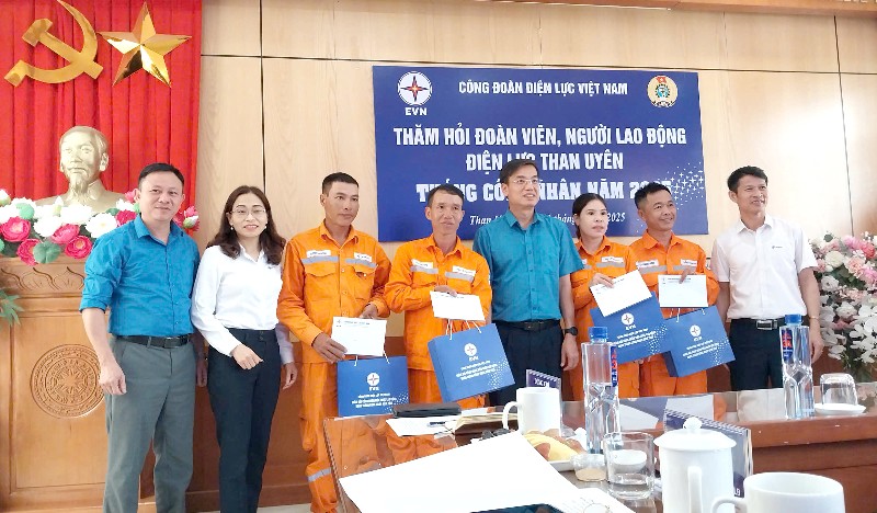 Công đoàn Điện lực Việt Nam thăm hỏi, tặng quà 5 công nhân có hoàn cảnh khó khăn