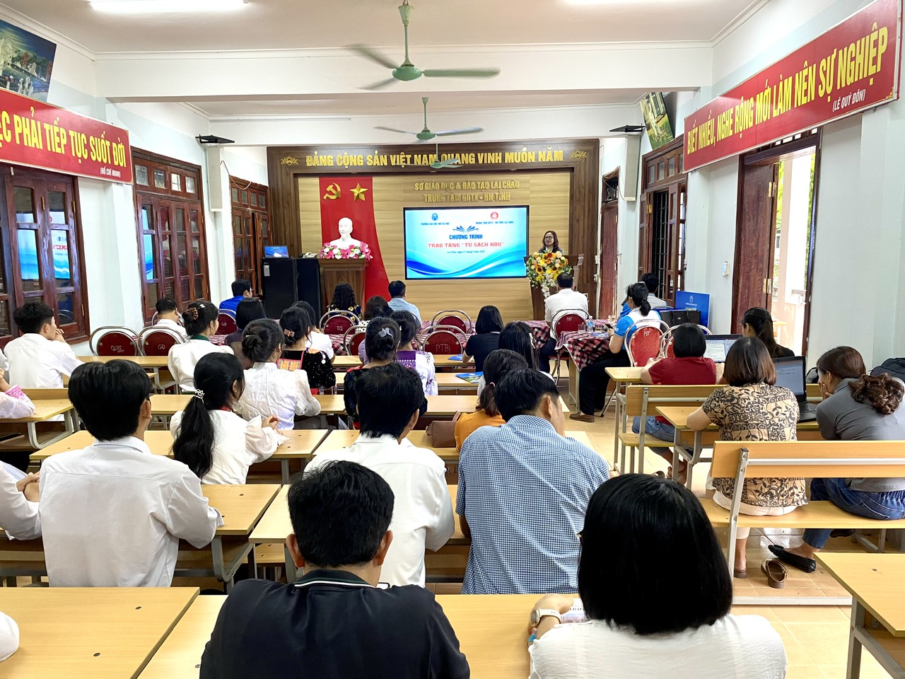 Quang cảnh chương trình tặng tủ sách HOU.