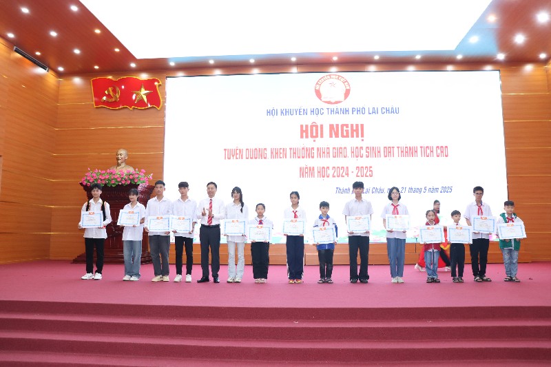 Tuyên dương, khen thưởng nhà giáo, học sinh đạt thành tích cao năm học 2024-2025