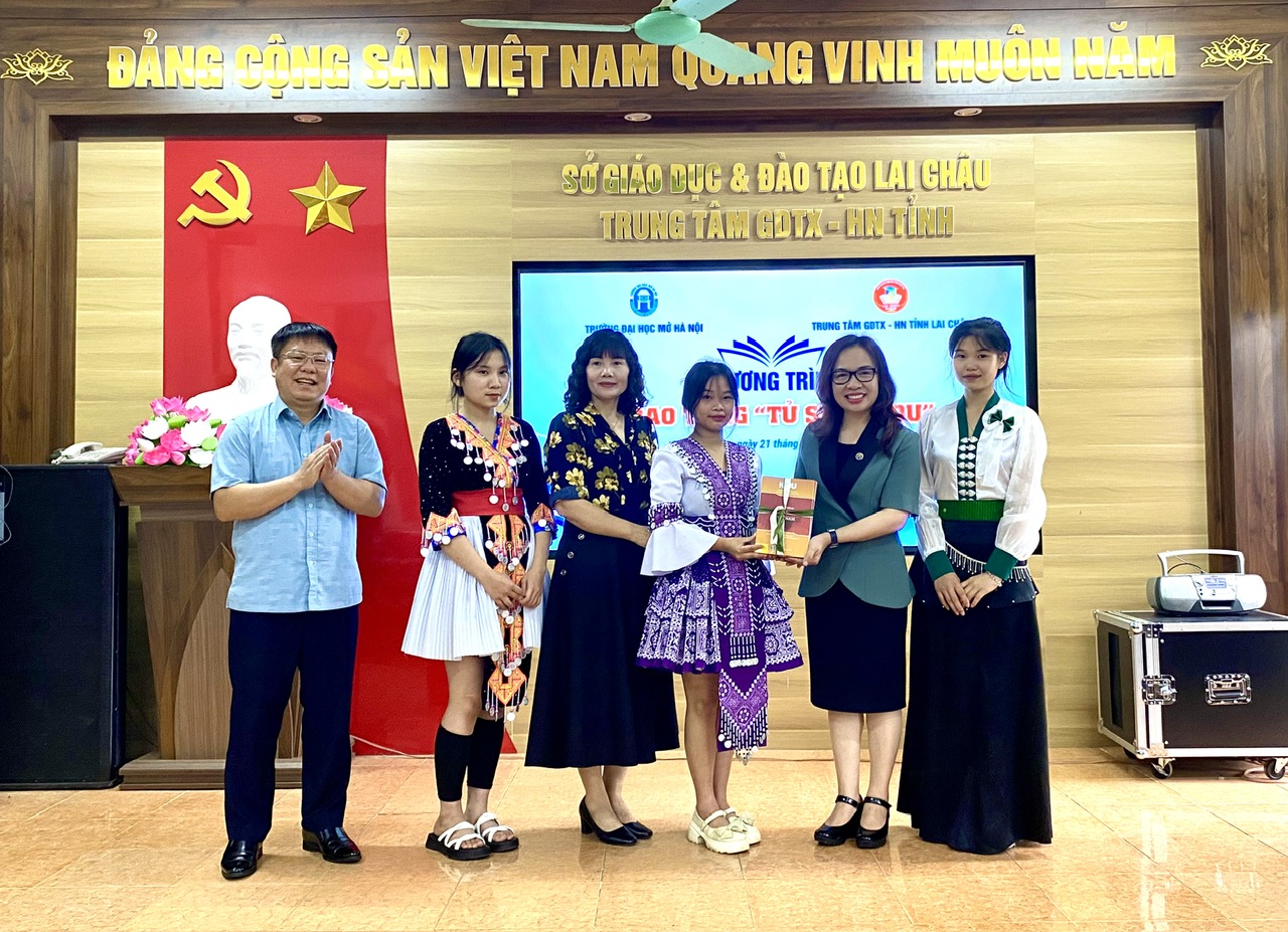 Lãnh đạo Sở Văn hoá, Thể thao và Du lịch tỉnh Lai Châu, Trường Đại học mở Hà Nội trao tặng tủ sách HOU cho Trung tâm Giáo dục thường xuyên - Hướng nghiệp tỉnh.