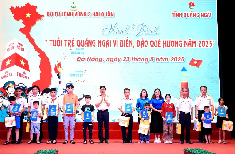 Chương trình “Tuổi trẻ Quảng Ngãi vì biển, đảo quê hương năm 2025” tại Vùng 3 Hải quân