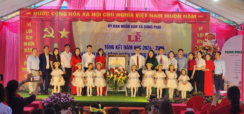 Trường Mầm non Sùng Phài: Đón bằng công nhận trường đạt chuẩn Quốc gia mức độ 1