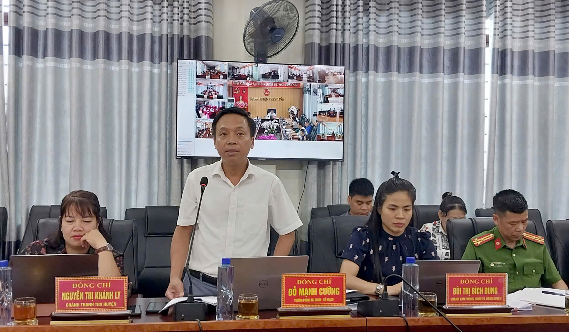 Lãnh đạo Phòng Tài chính - Kế hoạch huyện Than Uyên phát biểu tại Phiên họp.