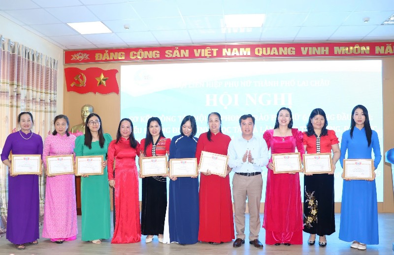 Biểu dương điển hình “Học tập và làm theo tư tưởng, đạo đức, phong cách Hồ Chí Minh” gắn với phong trào thi đua Hội LHPN các cấp thành phố Lai Châu năm 2025