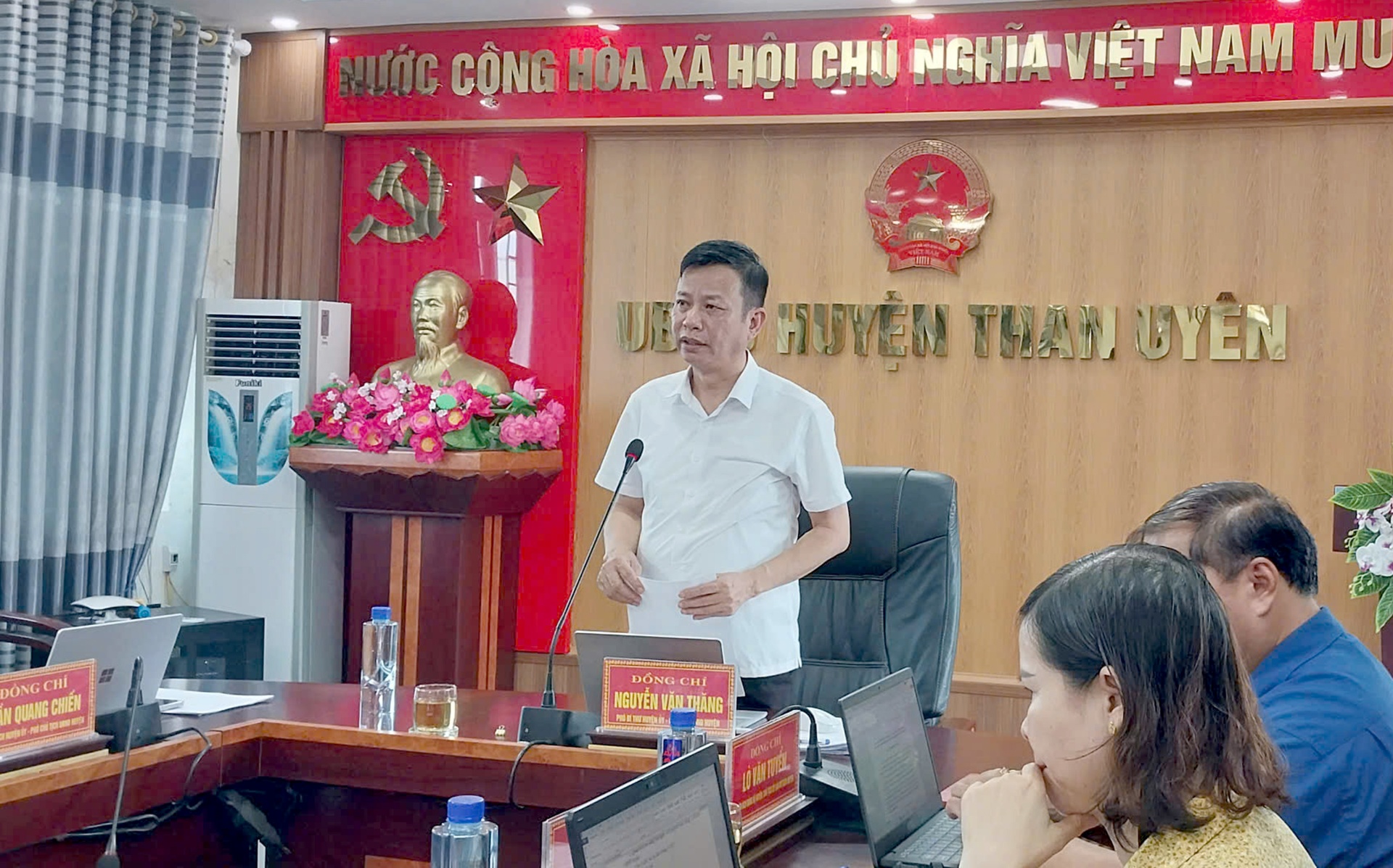 Đồng chí Nguyễn Văn Thăng - Chủ tịch UBND huyện Than Uyên kết luận Phiên họp. 