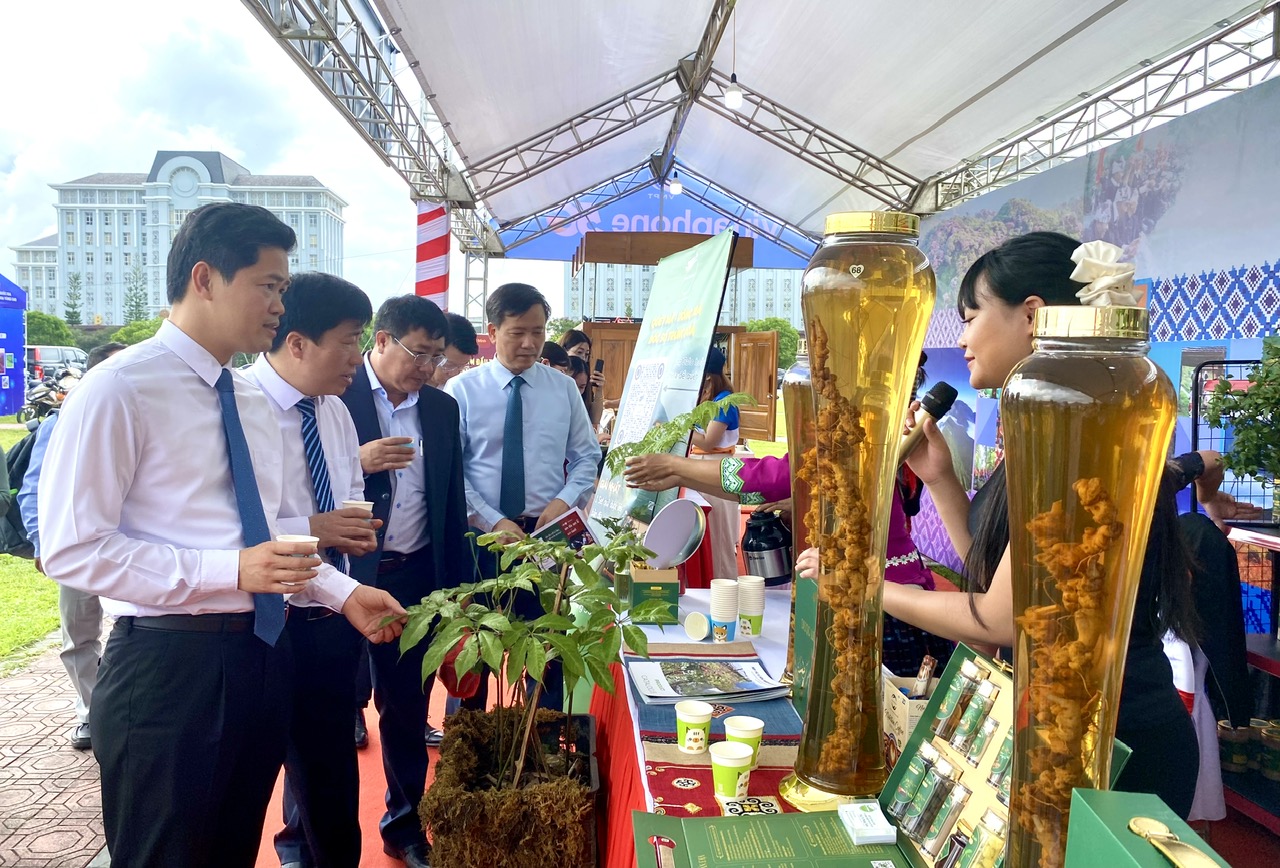 Các đồng chí lãnh đạo tỉnh tham quan gian hàng của HTX nông nghiệp bản địa Thu Ka tại Chương trình "Thúc đẩy liên kết vùng trong phát triển thương mại điện tử - Nâng tầm sản phẩm Trung du và miền núi phía Bắc". 