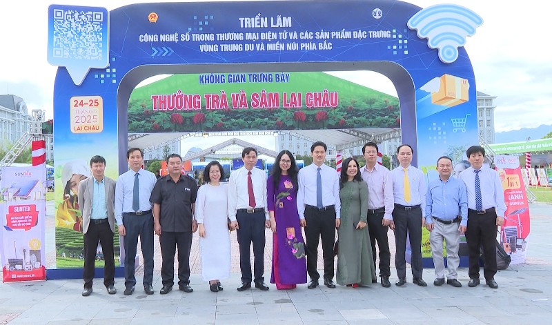 Các đồng chí lãnh đạo tham quan Triển lãm công nghệ số trong thương mại điện tử và các sản phẩm đặc trưng vùng Trung du và miền núi phía Bắc