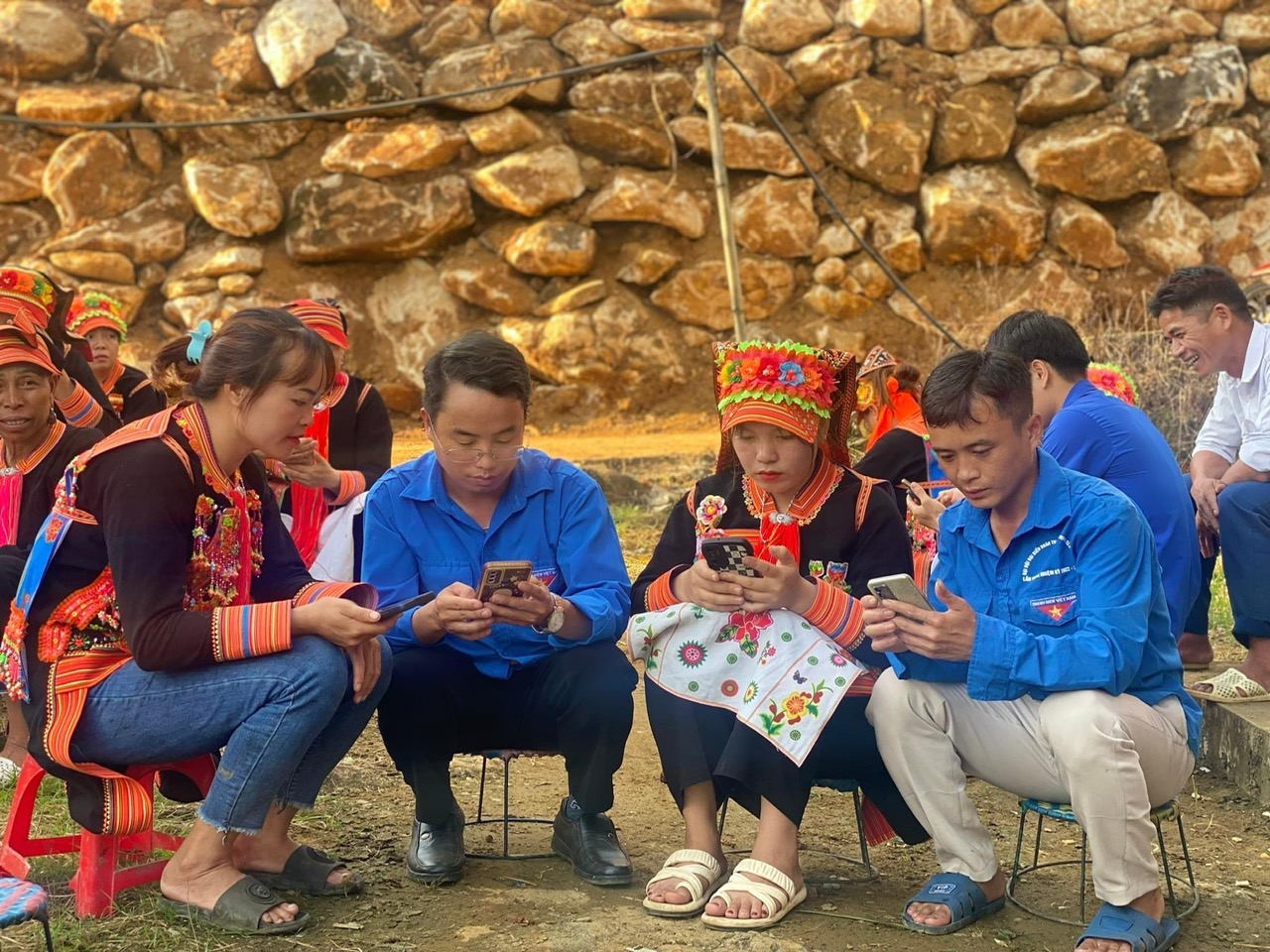 Nêu gương trong thực hiện văn hóa công sở, đạo đức công vụ, công chức Đoàn xã Bản Lang luôn giữ chuẩn mực trong giao tiếp, gần gũi với nhân dân và các đoàn viên. 