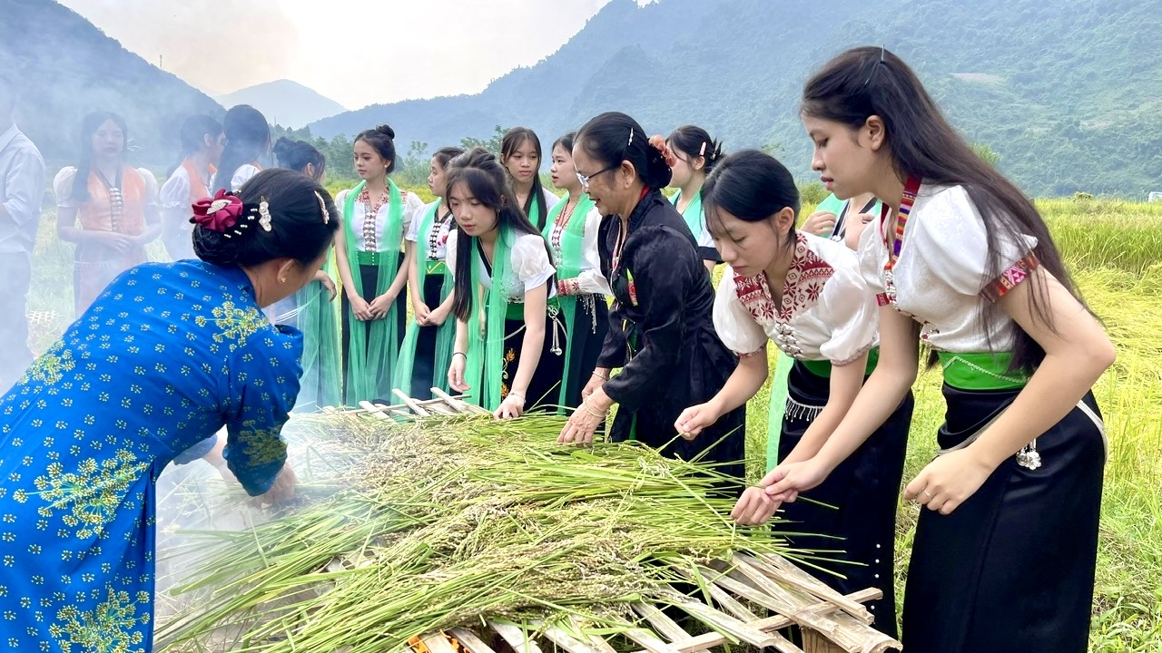 Trang phục áo cóm được người dân xã Mường So duy trì mặc trong các dịp lễ, tết tôn lên vẻ đẹp của người con gái.
