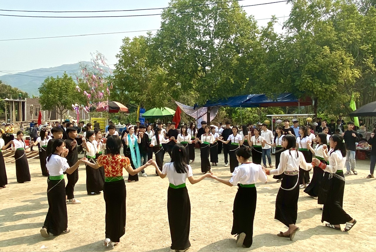 Người dân xã Mường So tham gia tái hiện 6 điệu xòe cổ.