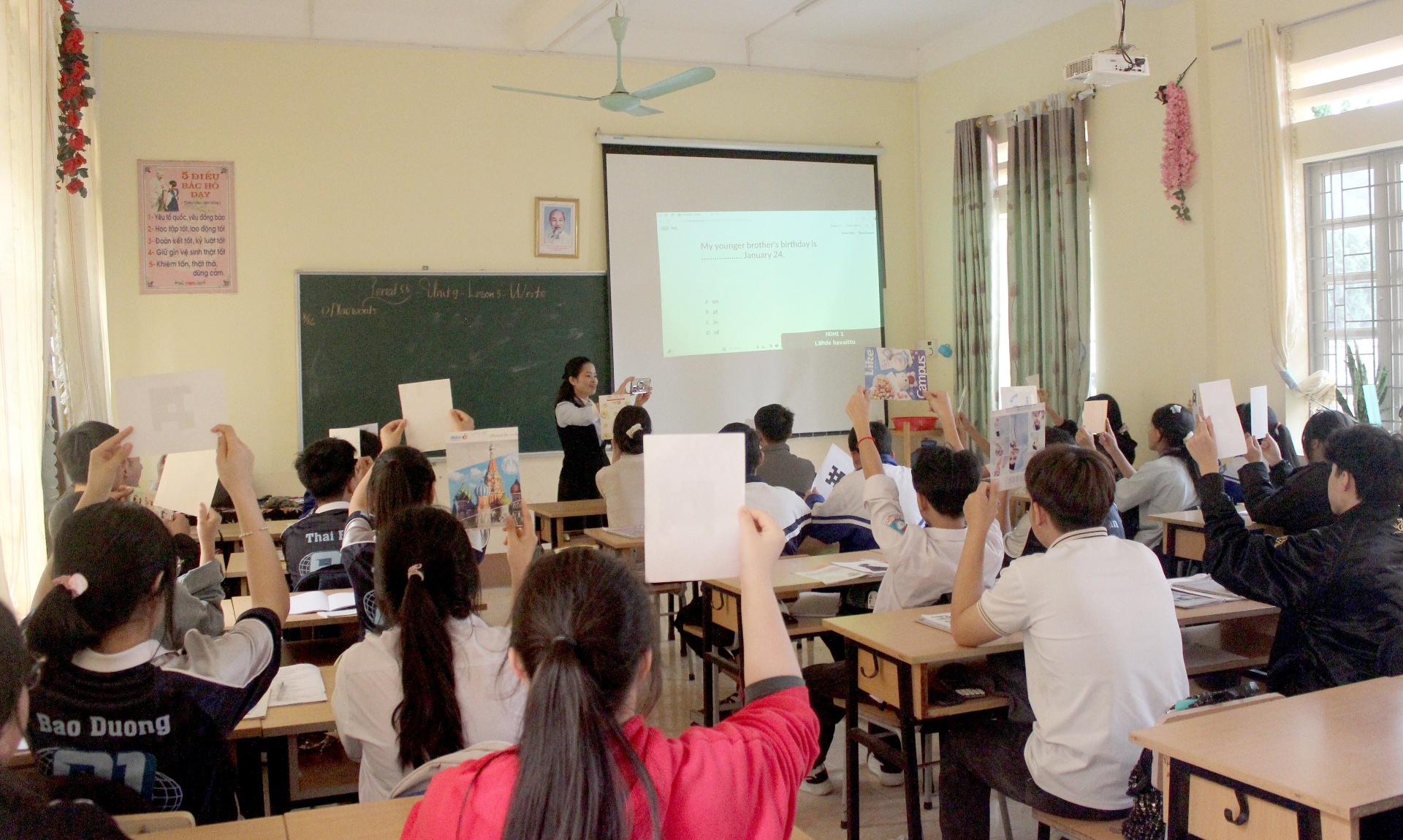 Nhờ có nhiều sáng kiến trong dạy học nên giờ học tiếng Anh của cô giáo Nguyễn Thị Lan Phương giúp học sinh dễ dàng tiếp cận với kiến thức cũng như tương tác với giáo viên. 