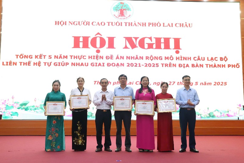 5 tập thể, 15 cá nhân tiêu biểu nhận Giấy khen của Hội Người cao tuổi thành phố Lai Châu
