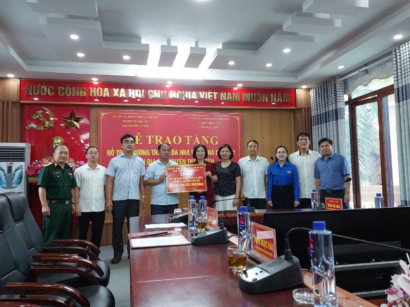 Lễ trao tặng kinh phí hỗ trợ chương trình xoá nhà tạm, nhà dột nát