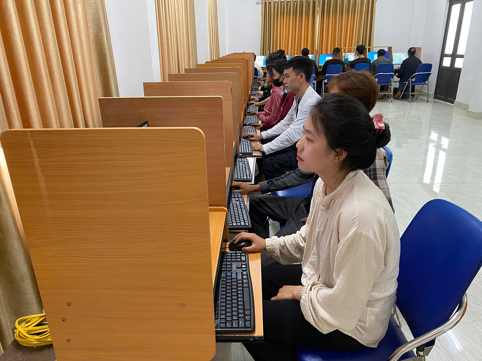 Các học viên tham gia phần thi lý thuyết. 