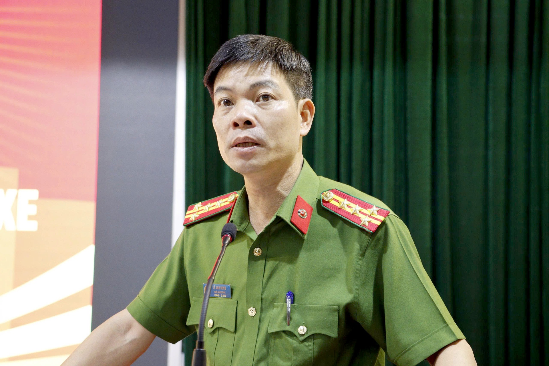 Đại tá Lê Anh Hưng - Phó Giám đốc Công an tỉnh phát biểu tại lễ khai mạc.