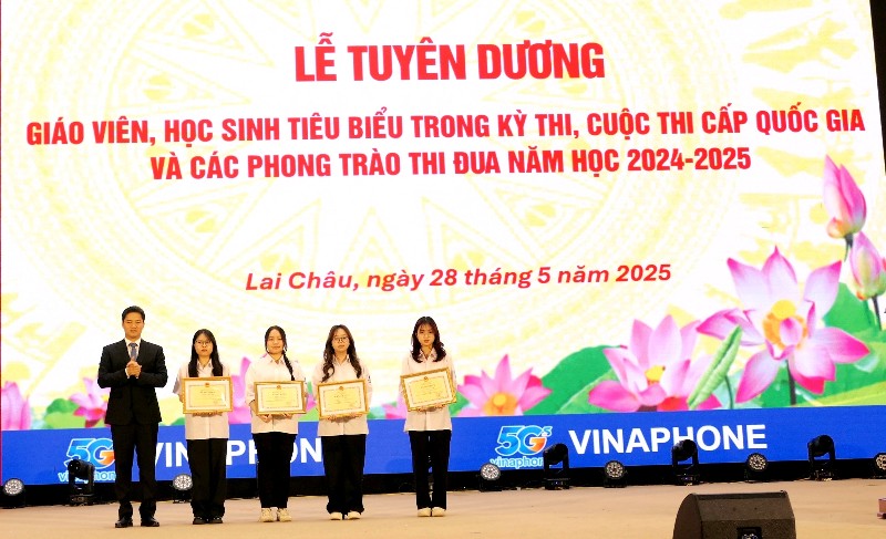 Tuyên dương 5 giáo viên và hơn 200 học sinh tiêu biểu 
