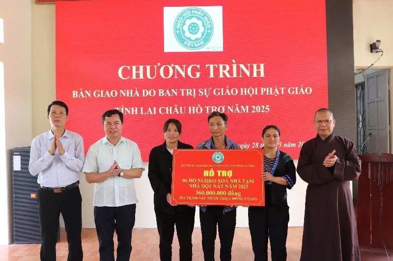 Bàn giao nhà cho hộ nghèo xã Sùng Phài