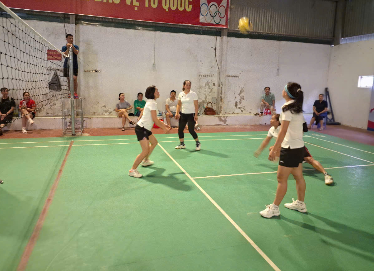  Các vận động viên thi đấu môn bóng chuyền hơi nữ ngay sau Lê khai mạc