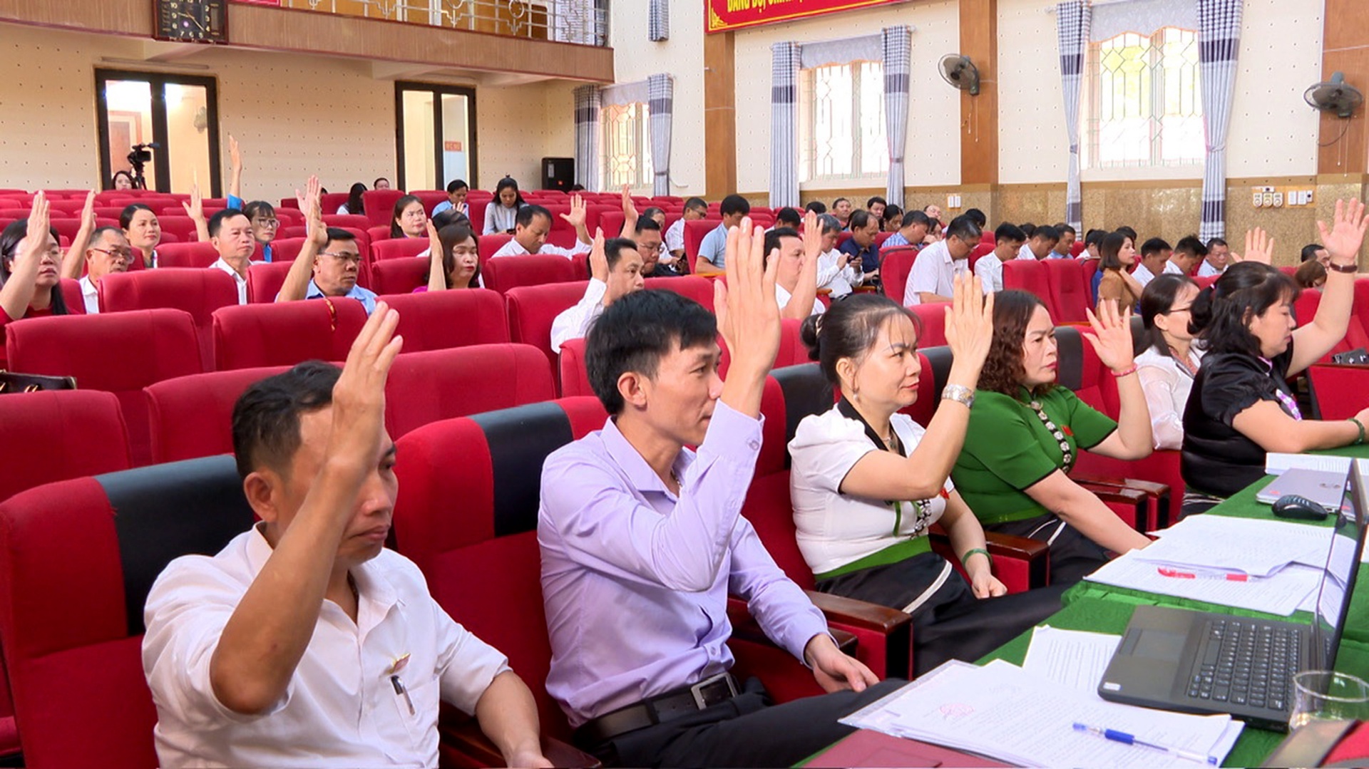 Đại biểu biểu quyết thông qua nghị quyết.