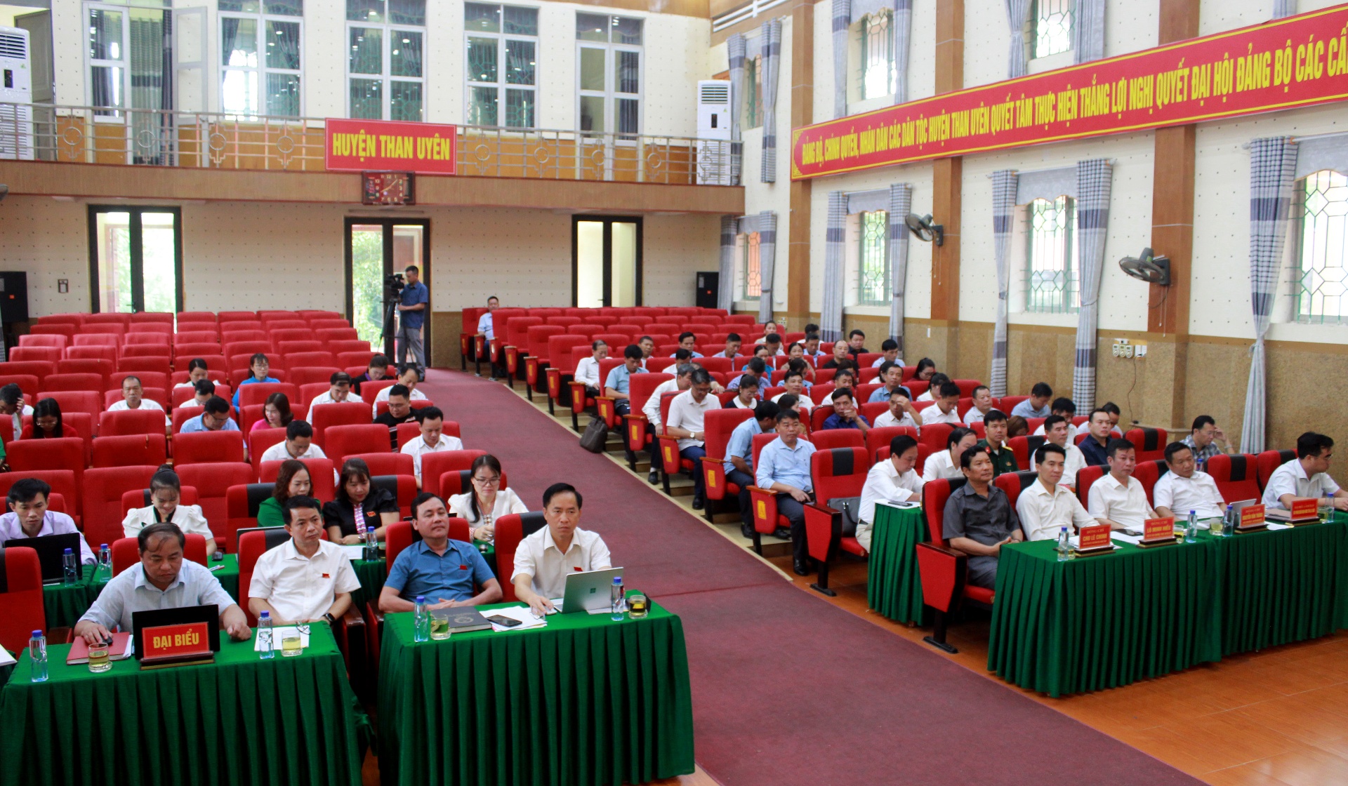 Các đại biểu dự kỳ họp. 