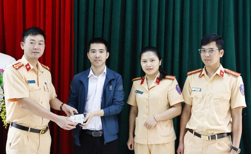 Lực lượng cảnh sát giao thông trả lại tài sản bị đánh rơi cho công dân