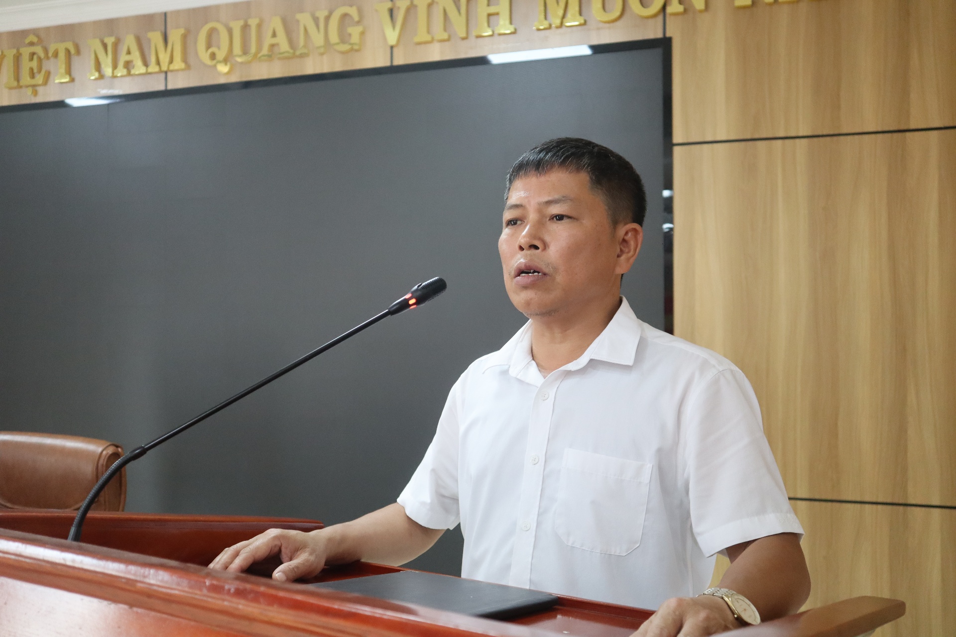 chủ trì buổi họp