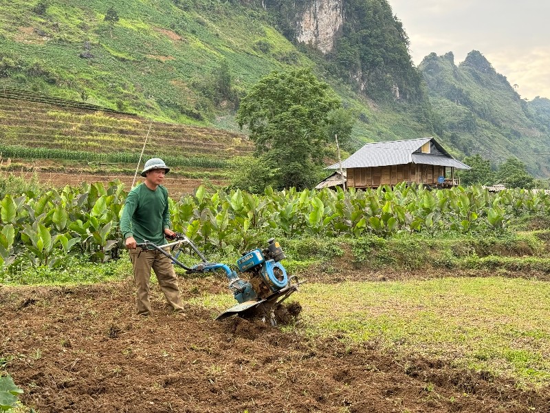 Bản Hon tích cực đưa cơ giới vào sản xuất nông nghiệp