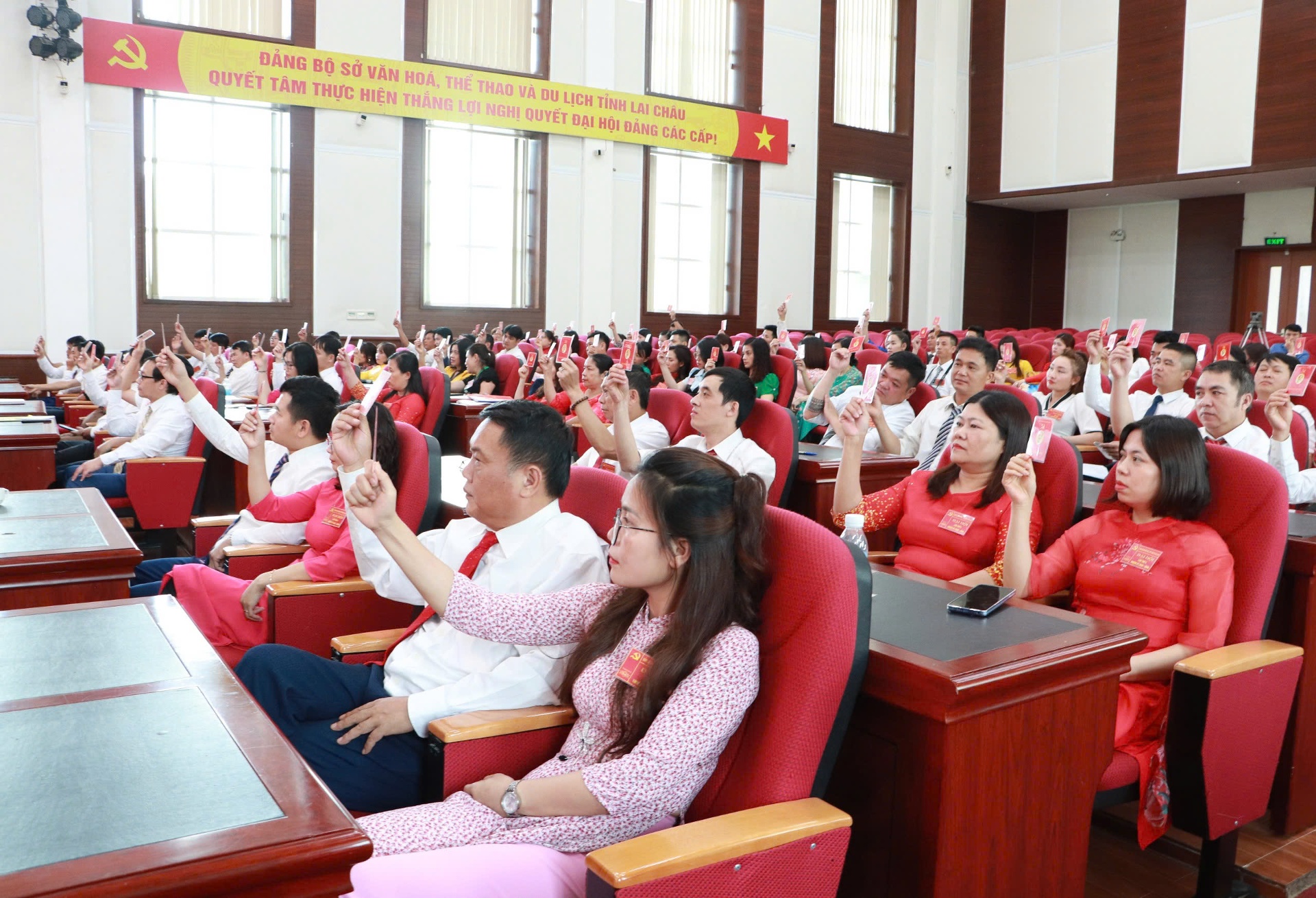 Đại biểu biểu quyết thông qua Nghị quyết đại hội.