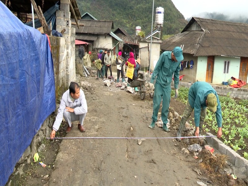 Tả Phìn: Xây dựng đường giao thông nội bản