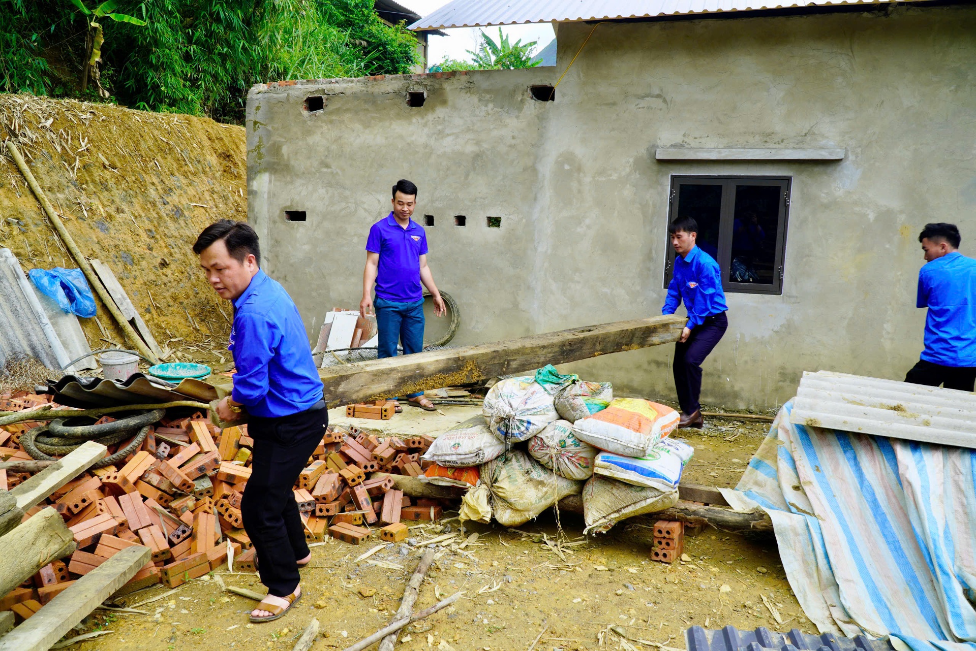 Đoàn viên, thanh niên hỗ trợ ngày công xóa nhà tạm, nhà xóa dột trên địa bàn xã Tà Mung. 
