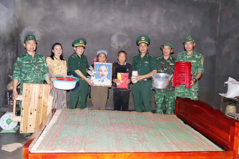 Bàn giao nhà và trao quà cho các hộ nghèo trên địa bàn xã Dào San