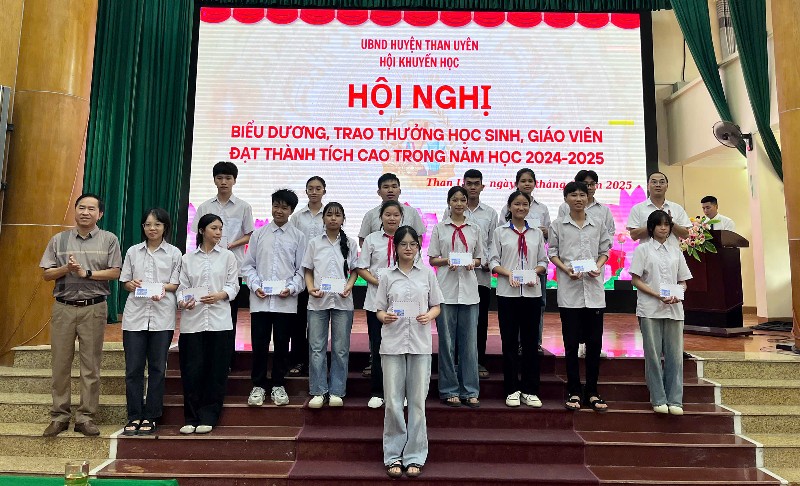 Biểu dương, trao thưởng học sinh, giáo viên đạt thành tích cao trong năm học 2024 - 2025