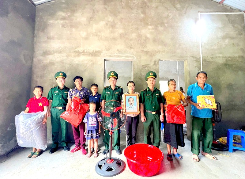 Bàn giao nhà và tặng quà cho hộ có hoàn cảnh đặc biệt khó khăn